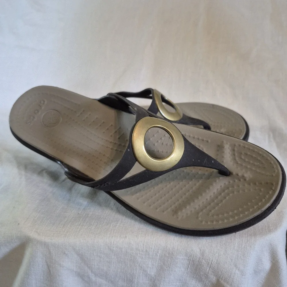 Crocs Sanrah Women Size 7 Wedge Sandals Thong Flip Flop Comfort Beach Resortwear